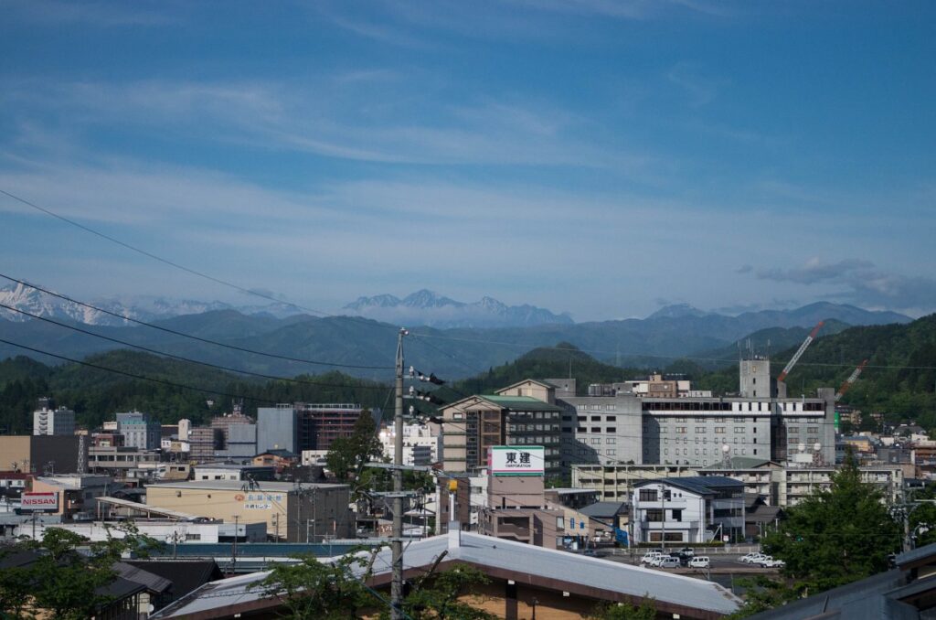 桜ゲストハウスから飛騨高山市街を望む写真