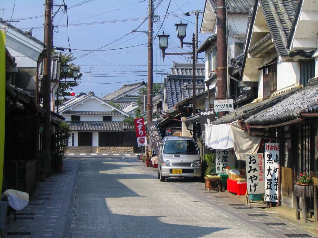 丹波篠山、河原町妻入商家群の古い町並み写真画像