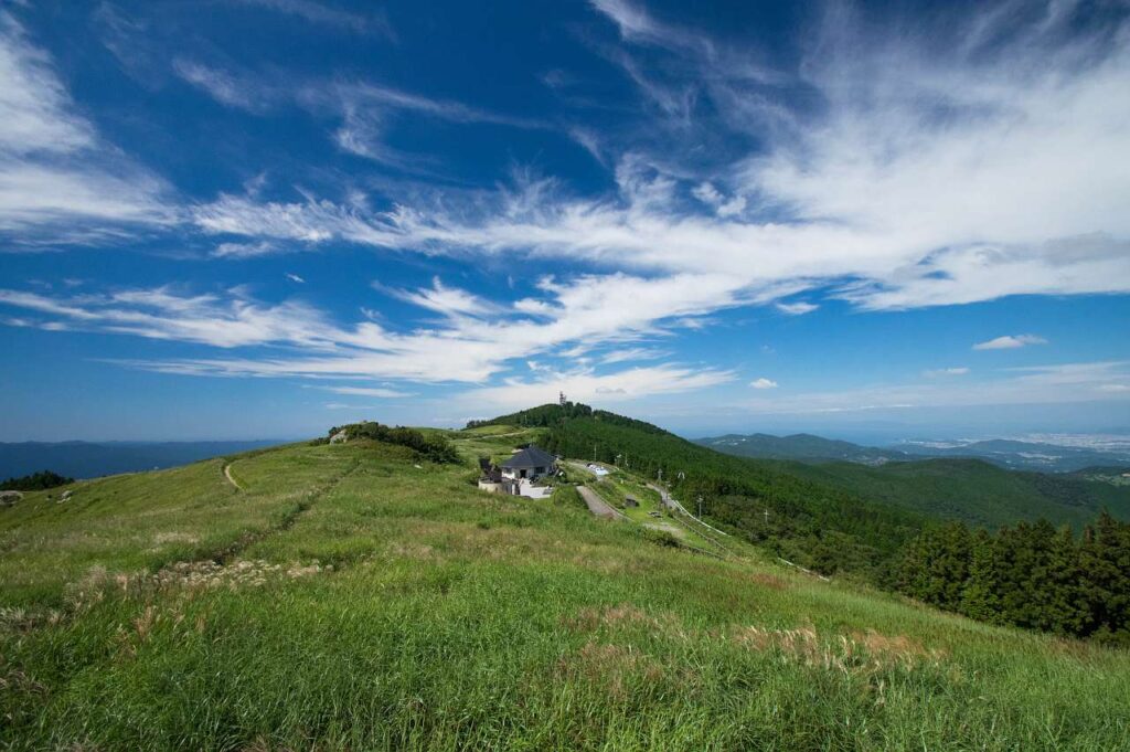 展望台から「山の家おいし」とその向こうの和歌山市や海を望む風景写真