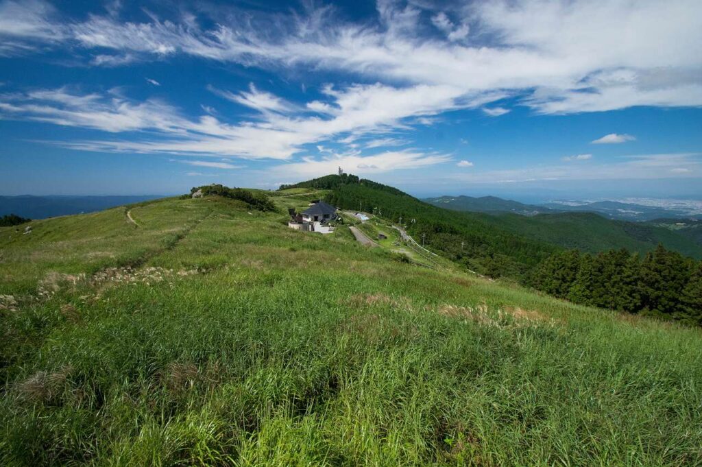 生石高原とその向こうの和歌山市や海を望む風景写真