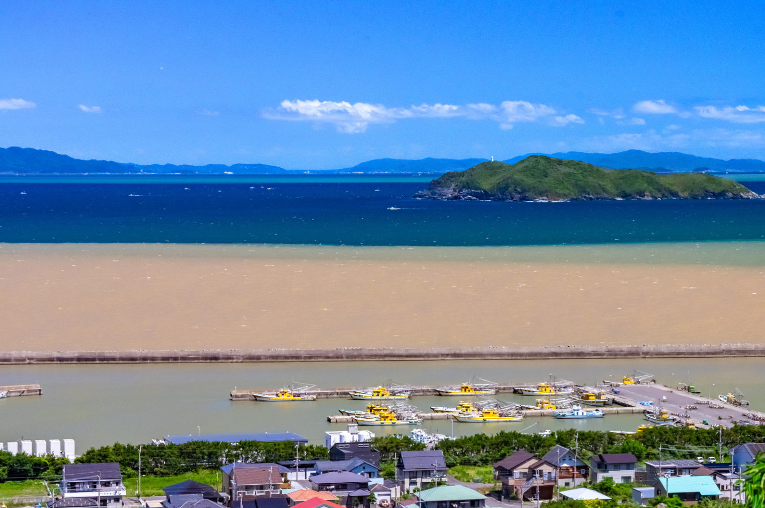 大雨で濁流の有田川