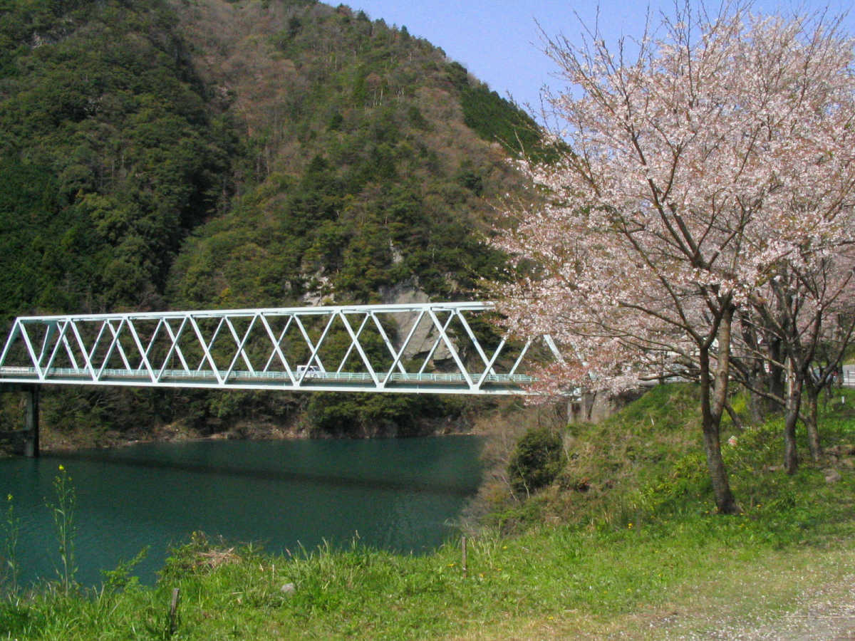 有田川・二川湖畔