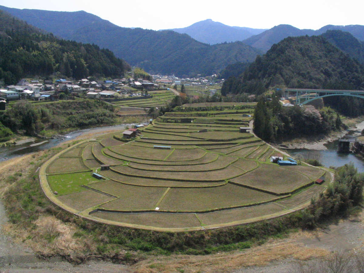 有田川・二川湖畔